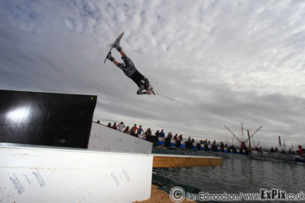 Adam Walker laid ut windfest poolgap