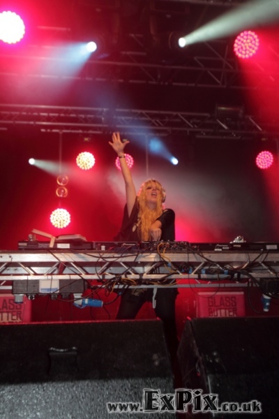Goldierocks on stage at glass butter beach