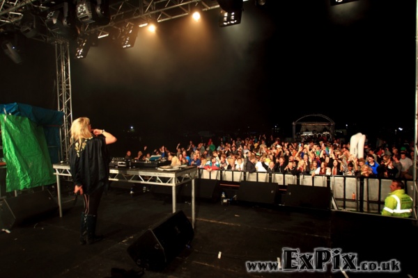 Goldierocks talks to the glass butter beach crowd